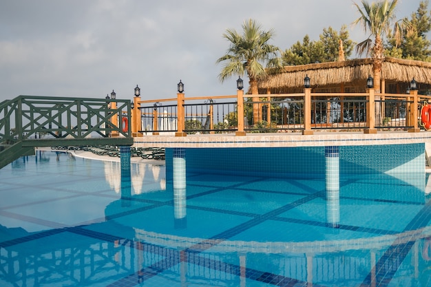 Großer Pool mit klarem blauem Wasser und Ruhezonen. Schwimmbereich auf dem Territorium des Hotels.