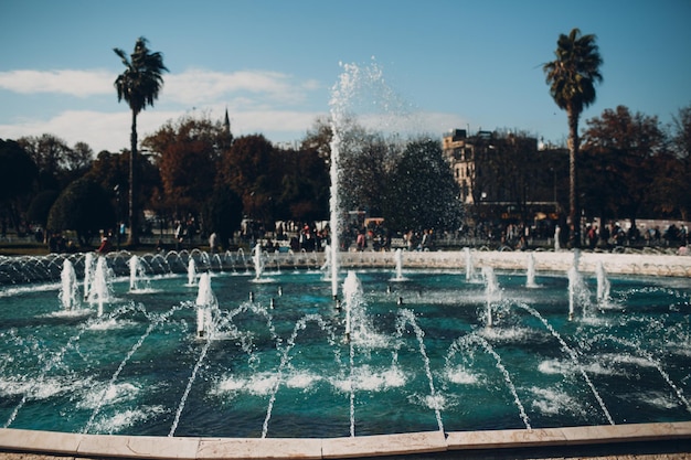 Großer runder Brunnen im alten Herbstpark in Istanbul.