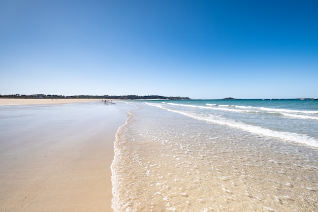 Großer Sandstrand in der Stadt "Sables d'or les pins" in der Bretagne bei Ebbe im Sommer