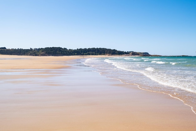 Großer Sandstrand in der Stadt Sables d'or les pins in der Bretagne bei Ebbe im Sommer