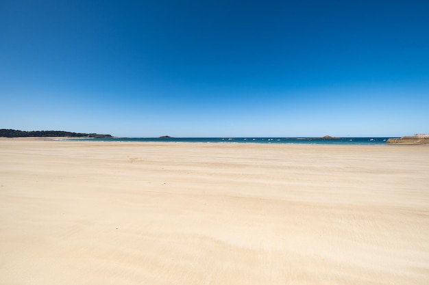 Großer Sandstrand in der Stadt Sables d'or les pins in der Bretagne bei Ebbe im Sommer