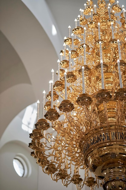 Großer schöner Kronleuchter mit Kerzen im Tempel