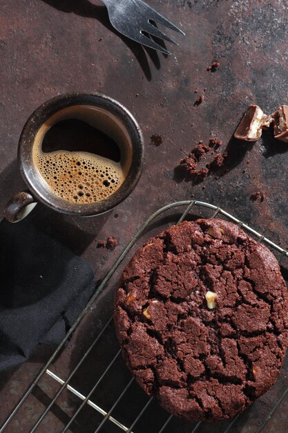 Großer Schokoladenkuchen und Kaffee