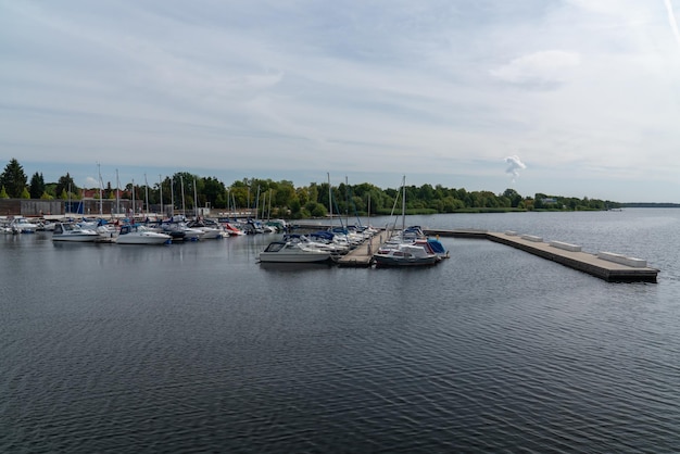 Großer See Sentenberg Stadthafen Blauer Himmel Ruhiges Wasser Viele Boote und Yachten an der Pier Ein schöner Ort zum Entspannen in der Natur am Wasser Deutschland xA Ohne Menschen