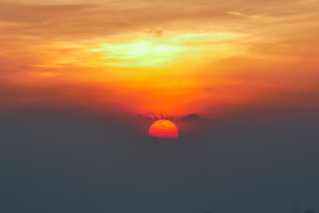 Großer Sonnenuntergang im Sommer