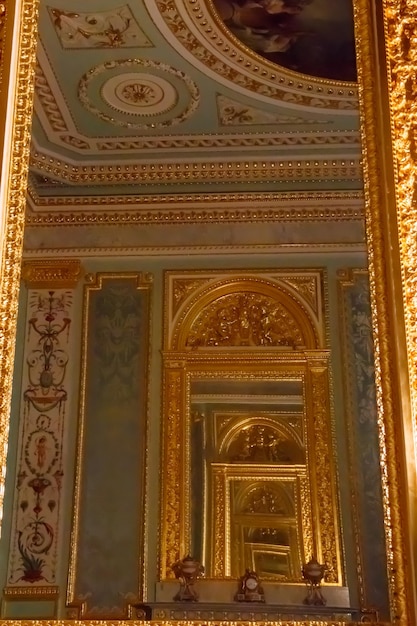 Großer Spiegel in vergoldetem Rahmen an einer Wand in einem luxuriösen Zimmer