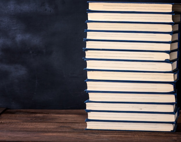 Großer Stapel Bücher in einer blauen Abdeckung