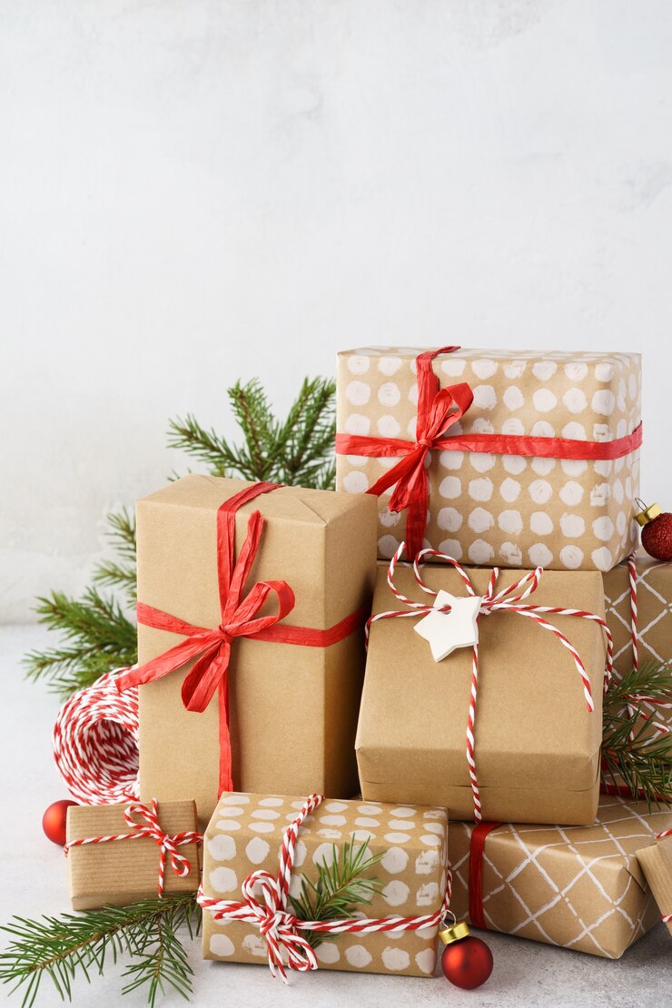 Großer Stapel verpackter Weihnachtsgeschenkboxen, Spielzeug und Dekoration