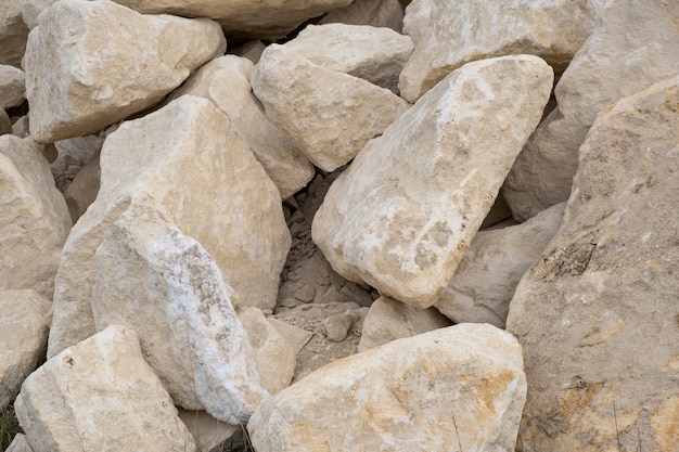 Großer Stapel von den großen Sandsteinen, die aufgrund von Baustelle legen.