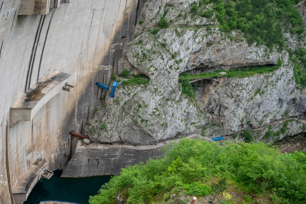 Großer Staudamm im Norden Montenegros