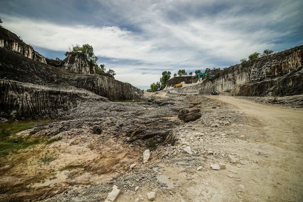 Großer Steinbruch in Indonesien Madura Insel Goa Kapur mit weißem Felsen
