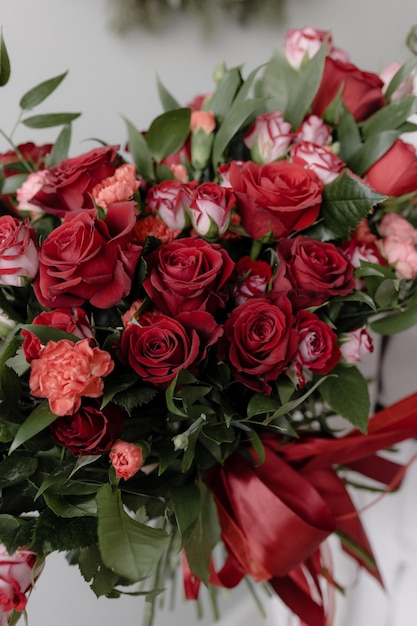 Großer Strauß roter Rosen mit Ruskus