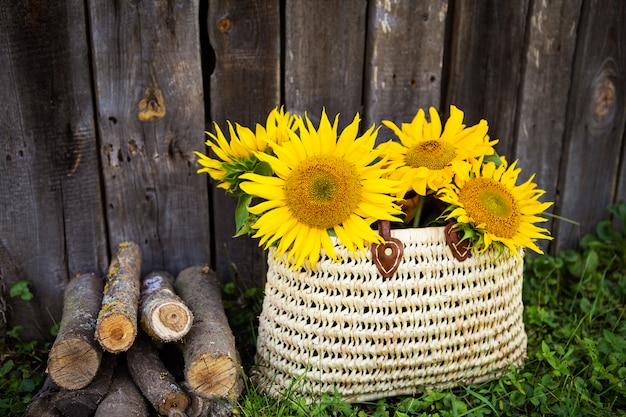 Foto großer strauß sonnenblumen in einem strohsack