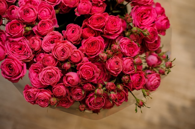 Großer Strauß von vielen kleinen Rosen der rosa Farbe Nahaufnahme