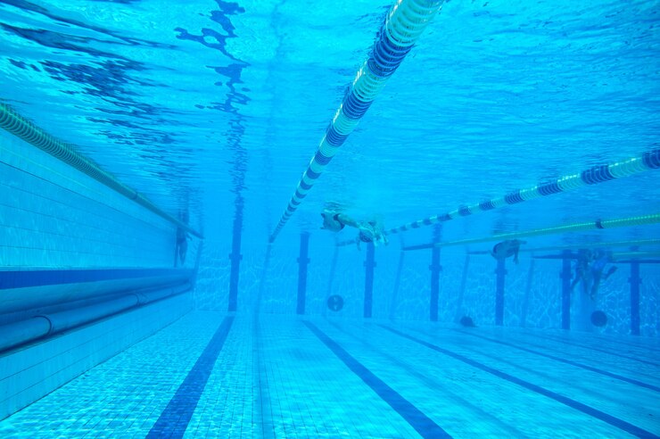 Großer Swimmingpool mit Trennlinien unter Wasser