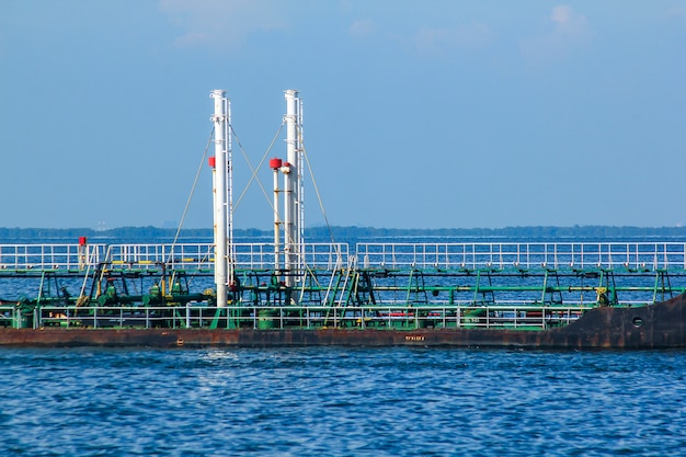 Großer Tanker mitten im Meer.