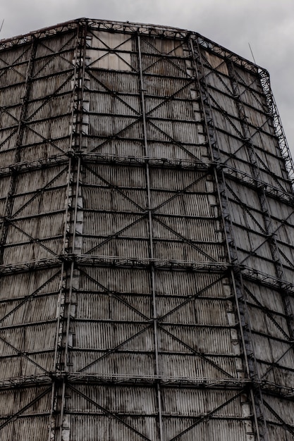 Großer Turm des Kernkraftwerks oder der thermischen Energie