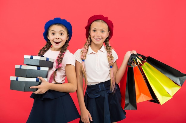 Großer Verkauf im Einkaufszentrum kleine Mädchen Kinder mit Einkaufstüten Geburtstags- und Weihnachtsgeschenke Viel Spaß beim Online-Shopping Internationaler Kindertag Freundschaft und Schwesternschaft Online-Shop