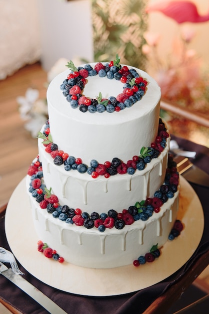 Großer weißer Kuchen mit frischen Beeren