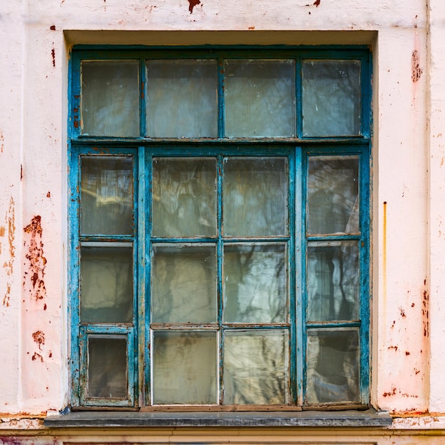 Großes altes blaues Holzfenster