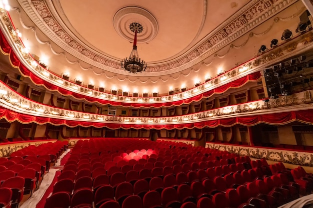 Großes Auditorium mit modernen Stühlen Luxuriöser großer Theatersaal