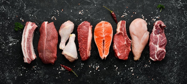 Foto großes banner mischung aus steaks, lachs, rindfleisch, schweinefleisch und hähnchen draufsicht supermarkt-menü