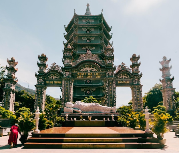 großes chinesisches Denkmal in einem grünen Gebäude