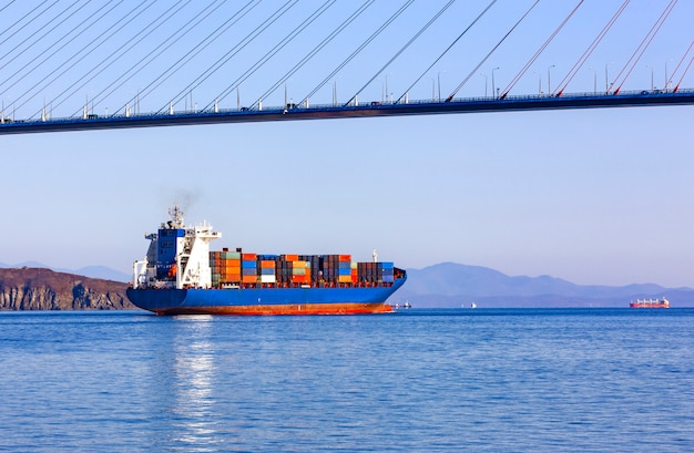 Großes Containerschiff am blauen Meer