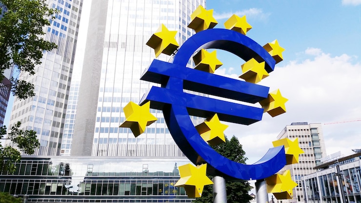 Foto großes euro-denkmal gegen moderne gebäude in der stadt