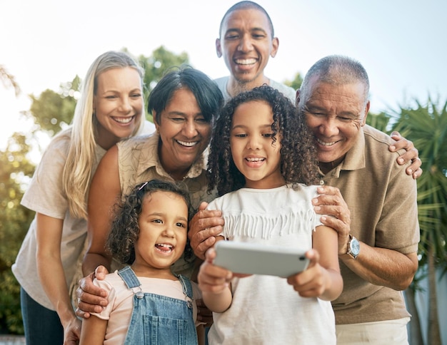 Großes Familiengarten-Selfie und Kinder mit Lächeln, Großeltern und im Freien mit Mama, Papa und Post im sozialen Netzwerk. Älterer Mann, Frau und Kinder mit fotografischem Profilbild oder Erinnerung im Web-Blog