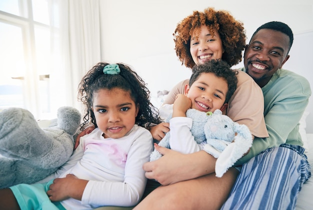 Großes Familienporträt und Schlafzimmer mit Mutter, Vater und Kindern zusammen am Morgen. Gruppe umarmt, glücklich und lächelt in einem Haus mit liebevoller Unterstützung der Eltern und Bindung zu den Kindern, Mutter und Vater zu Hause