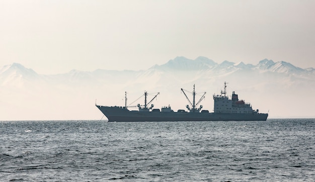 großes Fischereifahrzeug auf Hügeln und Vulkanen