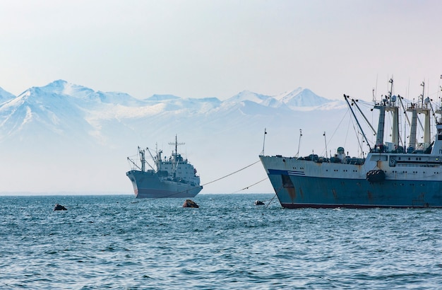 großes Fischereifahrzeug auf Hügeln und Vulkanen