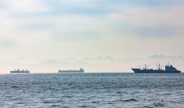 großes Fischereifahrzeug auf Hügeln und Vulkanen