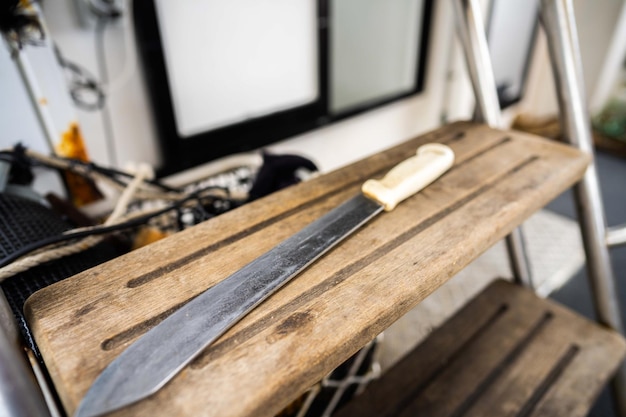 Großes Fischmesser auf einem Fischerboot