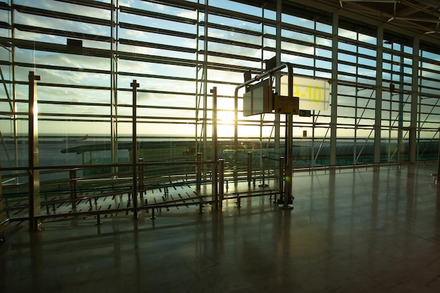 großes Flughafenfenster bei Sonnenaufgang