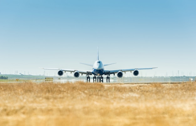 Großes Flugzeug auf der Startbahn bereit zum Start