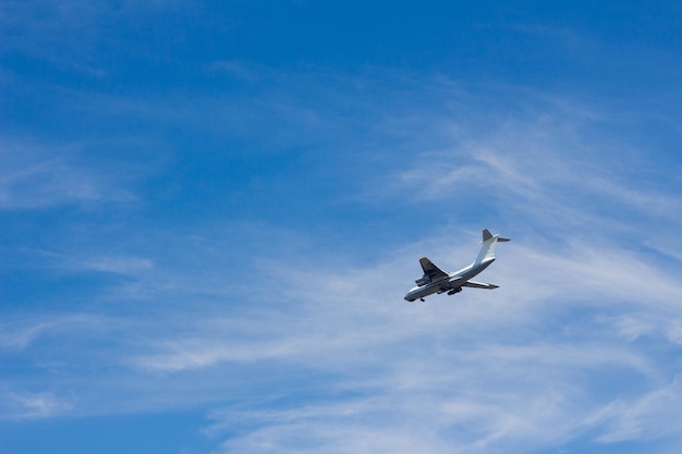 Großes Flugzeug, das in den Himmel fliegt