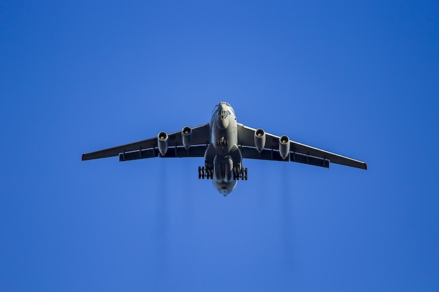 Foto großes flugzeug fliegt in den himmel nah oben