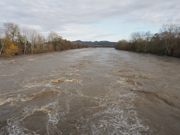 Großes Flusshochwasser