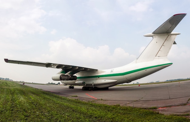 Großes Frachtflugzeug am Frachtparkplatz auf dem Flughafenvorfeld