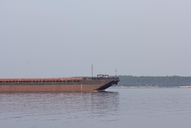 Großes Frachtschiff, das auf dem Fluss segelt