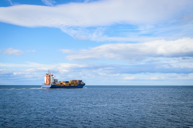 Großes Frachtschiffsegeln auf dem Meer