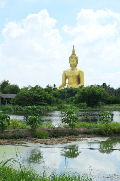 Großes goldenes und Kunst von Buddha bei Wat Muang, Angthong-Provinz, Thailand