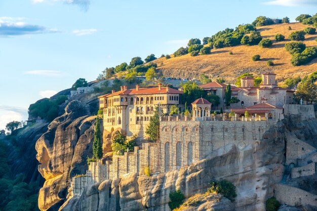 Großes griechisches Kloster auf dem Felsen