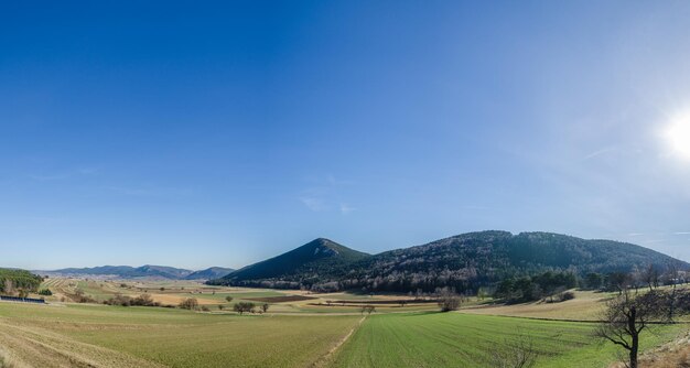 Großes grünes Berglandschaftspanorama