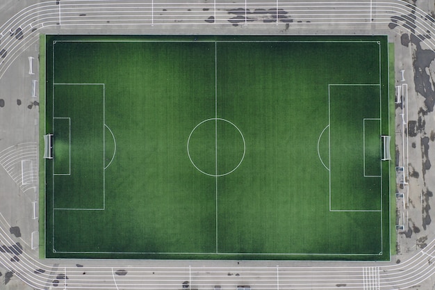 Foto großes grünes fußballfeld bei stadionnahaufnahme