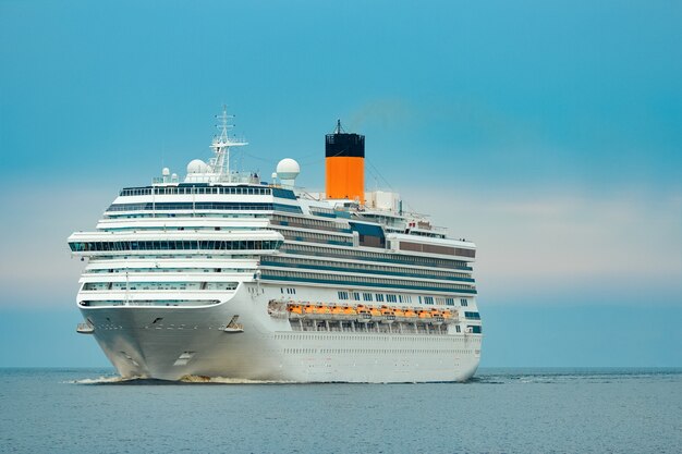 Großes königliches Kreuzfahrtschiff unterwegs. Reise- und Wellnessangebote