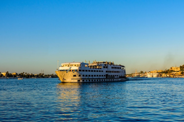 Großes Kreuzfahrtschiff auf dem Nil in Luxor, Ägypten