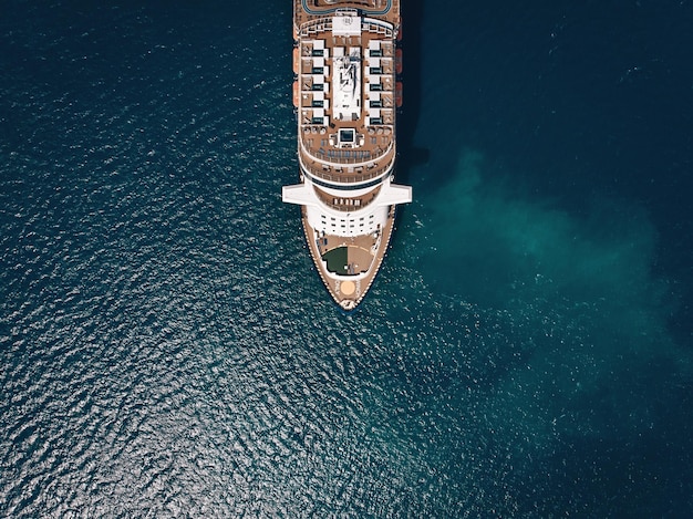 Großes Kreuzfahrtschiff segelt über die Andamanensee - Luftbild. Schöne Meereslandschaft. NAHAUFNAHME FOTO